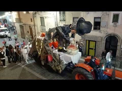 immagine di anteprima del video: Video sfilata Carnevale Estivo 2025 Laurenzana 23 agosto 2025